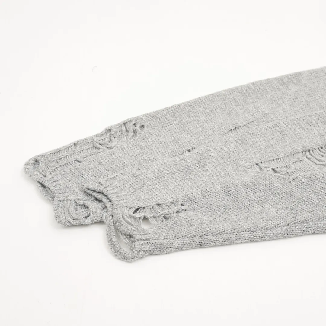 🅿️580 Chrome Hearts CH Chrome Hearts 25ss Embroidered Disk Sanskrit Cross Hole Knitted Sweater Pullover. It’s a very eye-catching style. It’s the same style for both men and women. It’s black and white. It looks great in person. It looks good on the upper body. It looks good when you wear it every day. It’s even more photogenic. It’s hard not to buy it. Buy it for me!!! Believe me, no one can refuse such a machine-length Chrome Hearts jacket. It has an expanded version based on the old version. The upper body is loose and stylish. Casual design with an expanded hem. Fat people are extremely slim. Thin people have a limited height. Ten thousand yuan ZP printing. 1:1 perfect restoration. Looks good when worn alone. Can be easily controlled by both men and women. If you care more about quality, you must also respect the price. It is completely different from the junk goods on the market that are thin and see-through and pill when worn. If the style makes you shine at a glance, then quality is what you should pay more attention to. We focus on quality rather than price. Customers who have received my products all know it. ️️️ Sweaters on the market are generally made of core-spun yarn. We use modal. Compared with core-spun yarn, the advantages are very intuitive: high cost, high price, high density, relatively expensive for developers, allowing us to make a lot less money. In addition, it is delicate, has no scum on the upper body, resists pilling, and is high-end. We are conscientious sellers and do not use core-spun yarn. Core-spun yarn is really useless except for being cheap. It shrinks, pills, hooks, and makes people pierced. He is proficient in everything. It is 2024. Who doesn’t want to look presentable when going out when they dress up? Quality determines the upper body effect. No matter how bad the quality, the best style is still the temperament of the urban-rural fringe. We only do long-term business. Quality determines character. Take it back and wear it with confidence and wash it. The pattern quality will definitely make your eyes shine. We only make the right version of high quality. We make high-end hard goods. Reject junk goods and reject fast food. Conscientious quality and conscientious price. You deserve it!  Color: Black Beige Gray Size: S-L